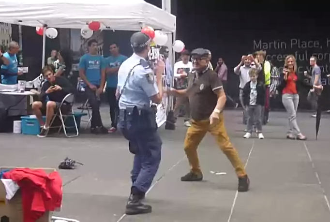 Un anciano seduce bailando a una mujer policía