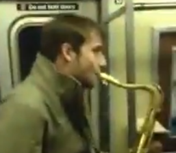 Batalla de saxos en el metro de Nueva York
