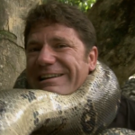 Comprobando la fuerza de una Boa constrictor con su propio cuello