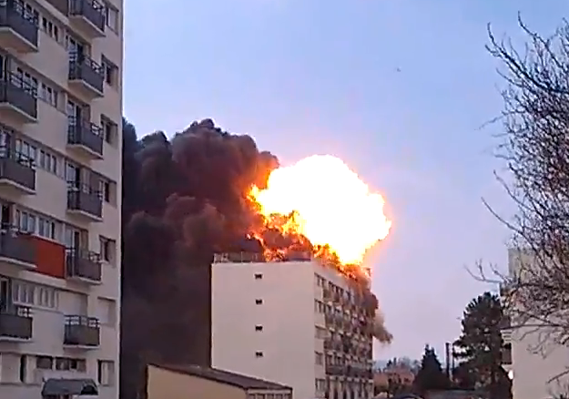 Bombonas de gas explotando sobre un edificio en Francia