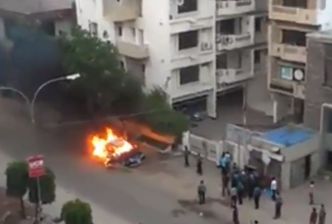 Un coche explota mientras que decenas de curiosos estaban viendo como ardía