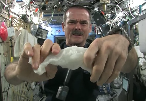 Esto es lo que ocurre cuando escurres un paño empapado en agua en el espacio