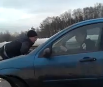 Un estafador de seguros saltó sobre el capó del coche y el conductor decidió llevarlo de paseo