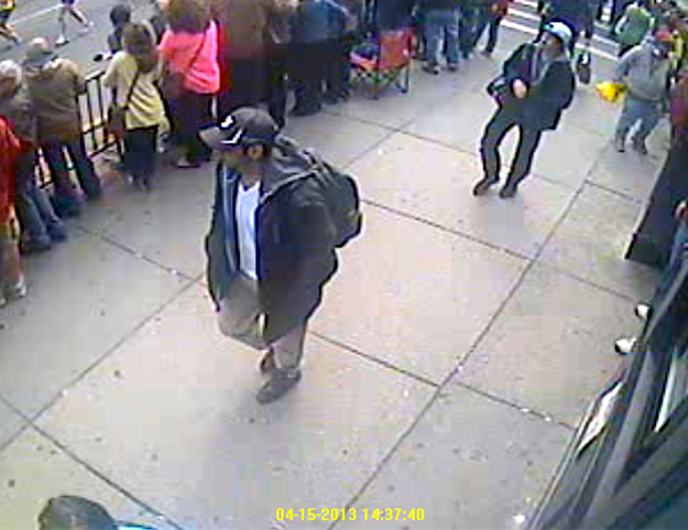 El FBI publica imágenes de los dos sospechosos de los atentados de Boston