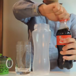 Un filtro que convierte la Coca-Cola en agua transparente