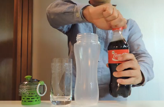 Un filtro que convierte la Coca-Cola en agua transparente