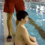 Cómo poner un gorro de piscina con estilo