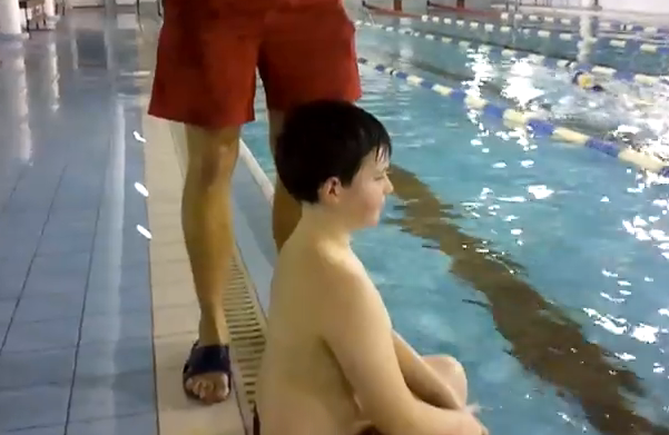 Cómo poner un gorro de piscina con estilo