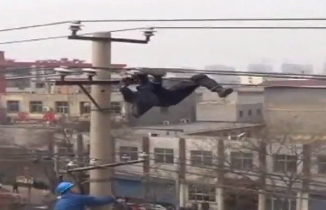 Un hombre borracho se cuelga de unos cables de alta tensión y acaba cayendo