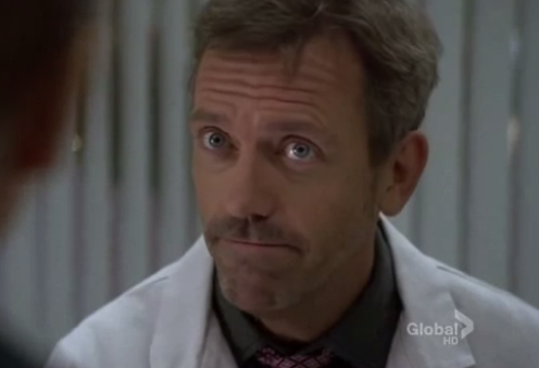 El Dr. House atendiendo a una mujer con asma