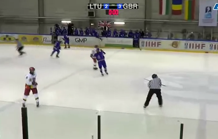 Un jugador de hockey sobre hielo lanza el stick al árbitro