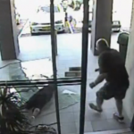 Un ladrón choca contra una puerta de cristal cuando escapaba después de robar un bolso