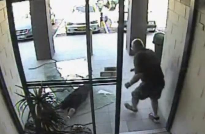 Un ladrón choca contra una puerta de cristal cuando escapaba después de robar un bolso