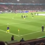 Messi y Dani Alves tocando el balón antes del partido