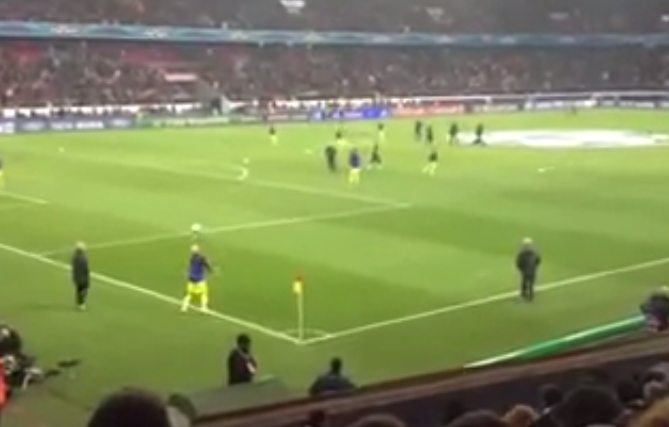 Messi y Dani Alves tocando el balón antes del partido