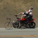 Un motorista atropella a un ciclista por detrás