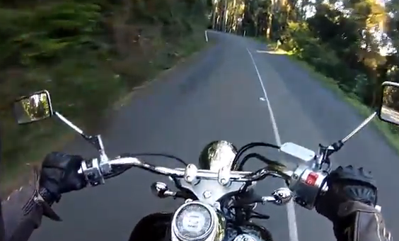 Un motorista invade el carril contrario y choca de frente contra otro