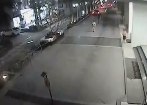 Una mujer cae con su coche desde la cuarta planta de un aparcamiento