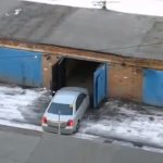 Mujer metiendo el coche en el garaje