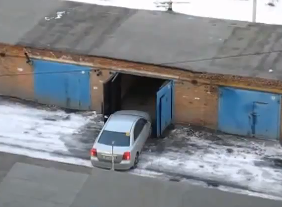 Mujer metiendo el coche en el garaje