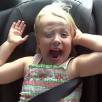 Una niña alucina en el Nissan GT-R de su padre
