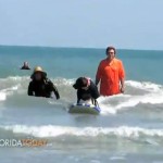 Un perro demuestra su habilidad para hacer surf en Cocoa Beach