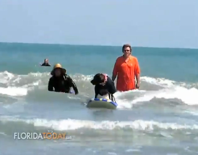 Un perro demuestra su habilidad para hacer surf en Cocoa Beach