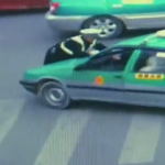 El conductor de un taxi ilegal arranca el coche con un policía encima del capó