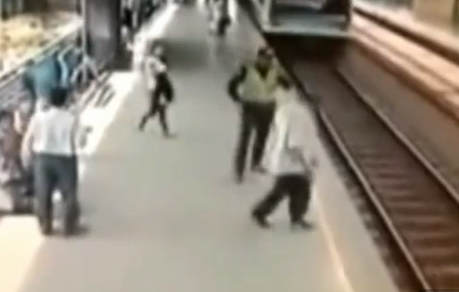 Un policía logra agarrar a un hombre que prentendía tirarse a la vía cuando iba a pasar el tren