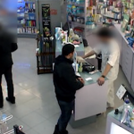 Un policía nacional fuera de servicio logra evitar el atraco a una farmacia en Madrid