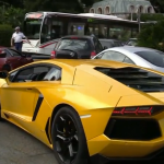 Un policía para a dos Lamborghinis en Mónaco por hacer demasiado ruido