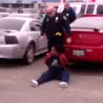 Un policía utiliza una pistola eléctrica contra una mujer embarazada
