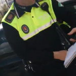 Un ciudadano graba a un radar de la policía local de Granada mal estacionado