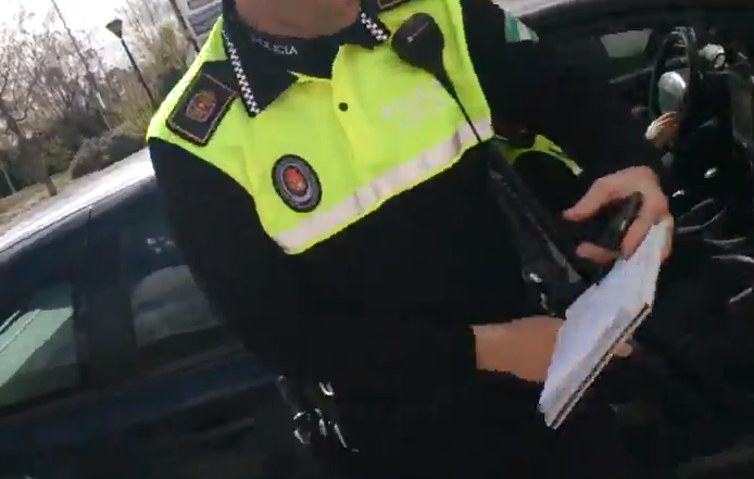 Un ciudadano graba a un radar de la policía local de Granada mal estacionado