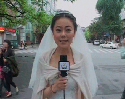 Una periodista china abandona su boda para informar sobre el terremoto en Sichuan