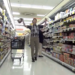 Idiotas que van a los supermercados a rebentar botellas de leche contra el suelo haciendo creer que se han resbalado