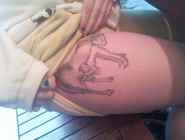 Mira mamá, me he hecho un tatuaje en la pierna