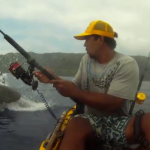 Un tiburón le mete un buen susto mientras que pescaba desde su kayak en Hawai