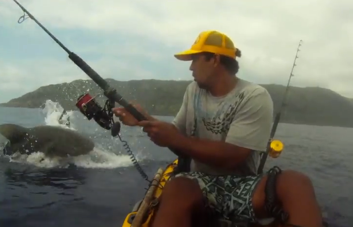 Un tiburón le mete un buen susto mientras que pescaba desde su kayak en Hawai