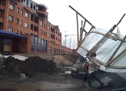 Una valla metálica vuela hiriendo a dos personas en Rusia