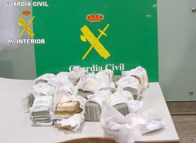 La Guardia Civil interviene en El Prat más de 200.000 euros ocultos en pañales de bebé