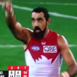 El jugador Adam Goodes señala a una espectadora racista y la echan del estadio