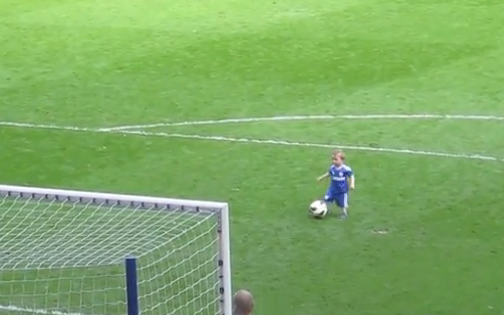 Un niño de 2 años enloquece a los hinchas del Chelsea