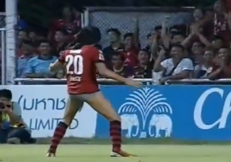 Se baja los pantalones para celebrar un gol y acaba expulsado