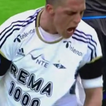 El jugador del Rosemborg Nicki Bille Nielsen se rompe la camiseta a lo Hulk Hogan por no pitarle un penalti claro