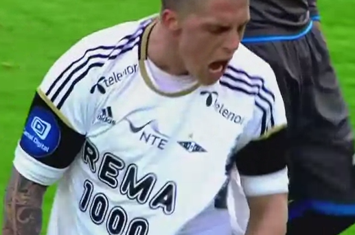 El jugador del Rosemborg Nicki Bille Nielsen se rompe la camiseta a lo Hulk Hogan por no pitarle un penalti claro