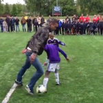 Robin van Persie demostrando su habilidad con el balón frente a un grupo de niños