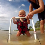 Un bebé de 7 meses y medio haciendo esquí acuático