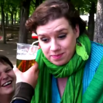Una chica nos hace creer que puede beber cerveza por la oreja