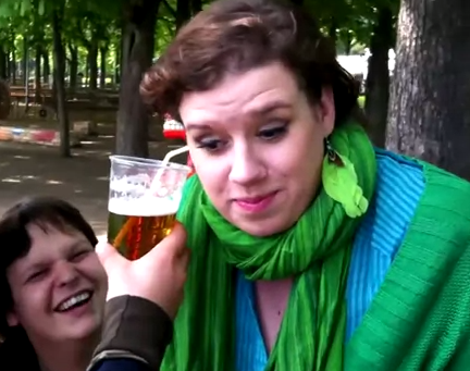 Una chica nos hace creer que puede beber cerveza por la oreja